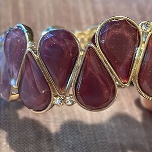 Lucite Strech Bracelet Golden Burgundy Tear Drops & Rhinestone accents 6.75-8”